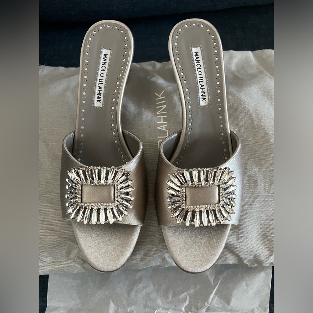 NIB guaranteed authentic Manolo Manolo Blahnik Laalita 50 size 39